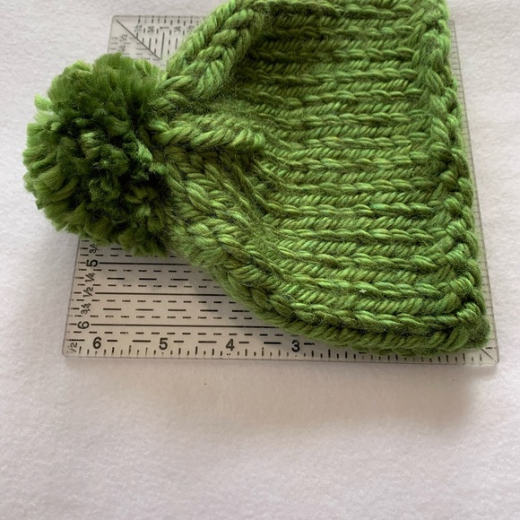 Handmade baby beanie with pom-pom in green 💚 NWOT - Picture 2 of 3